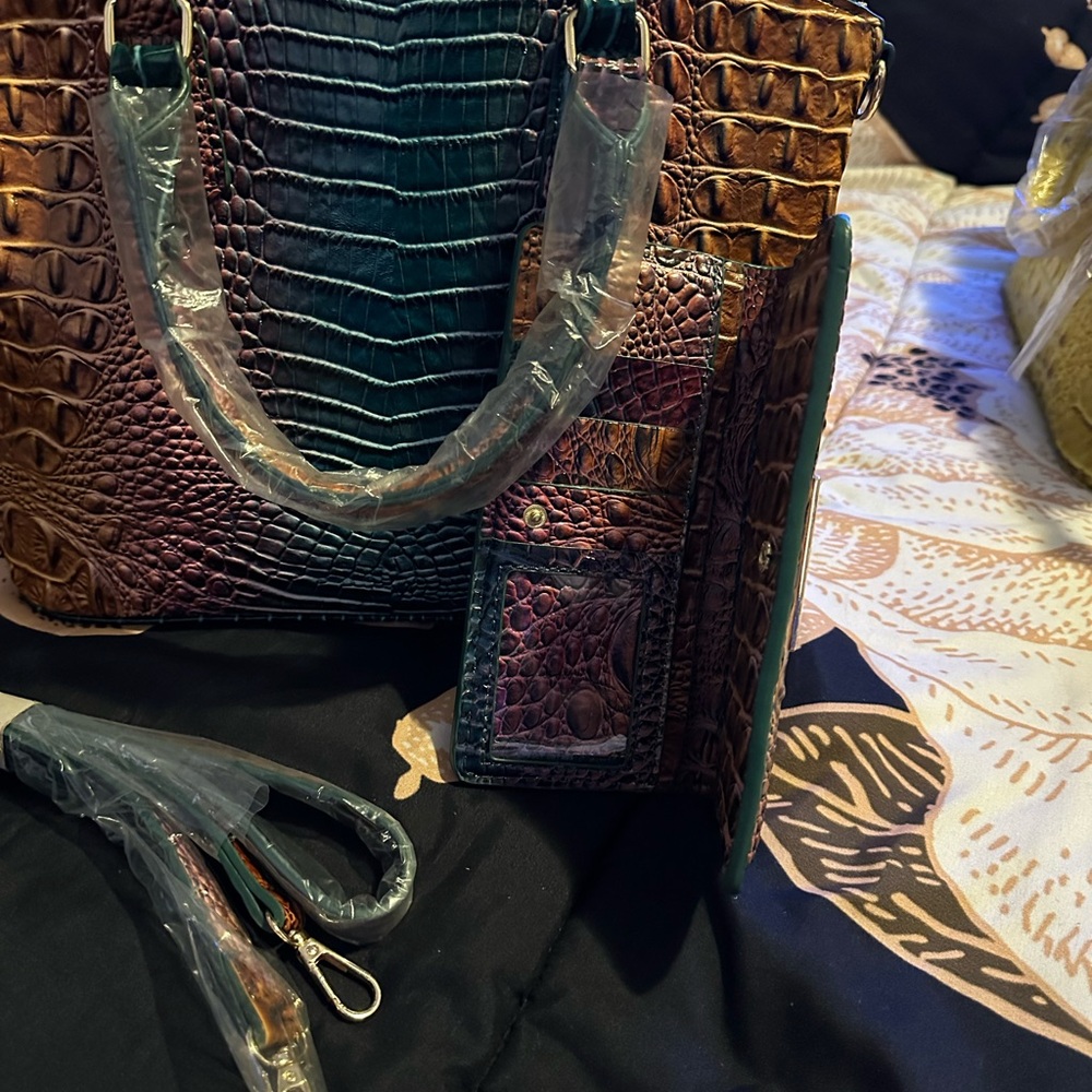 Elegant Crocodile Patterned Women's Bag Set